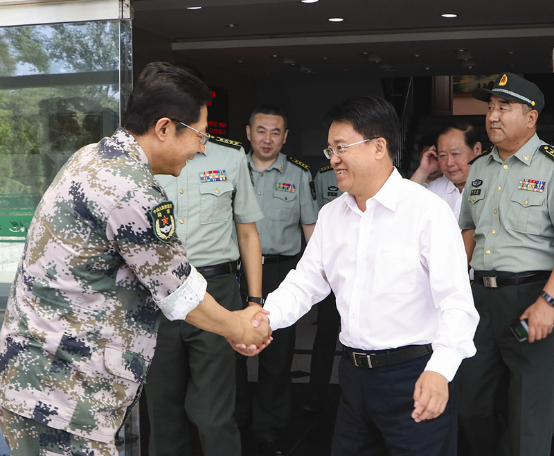 市委书记庞庆波在市委常委,白城军分区司令员李宝东的陪同下,走访慰问