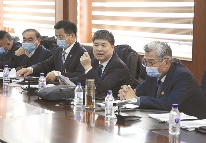 11市政协委员讨论政协常委会工作报告和提案工作情况报告.jpg