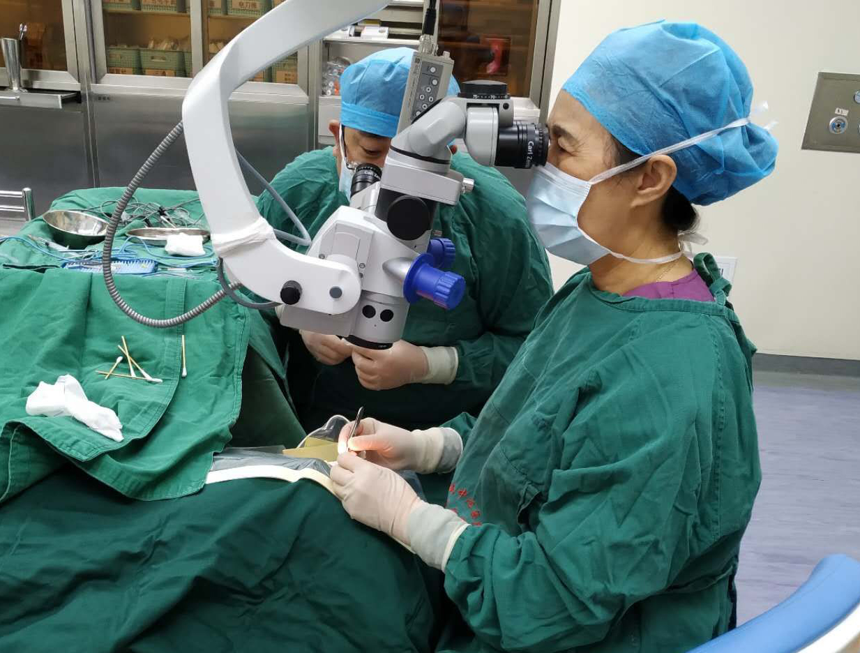 吉林大学第一医院眼科中心主任贾卉教授为患者会诊手术 吉林大学第一医院眼科中心主任贾卉教授为患者会诊手术